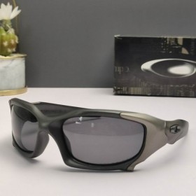 Oakley Pit Boss II Sunglasses Carbon Frame Polarized Gray Lenses